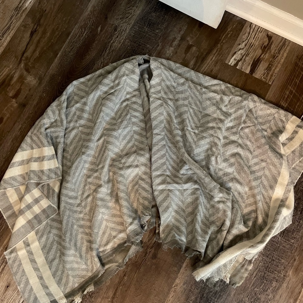 Shawl size medium - Picture 3 of 3